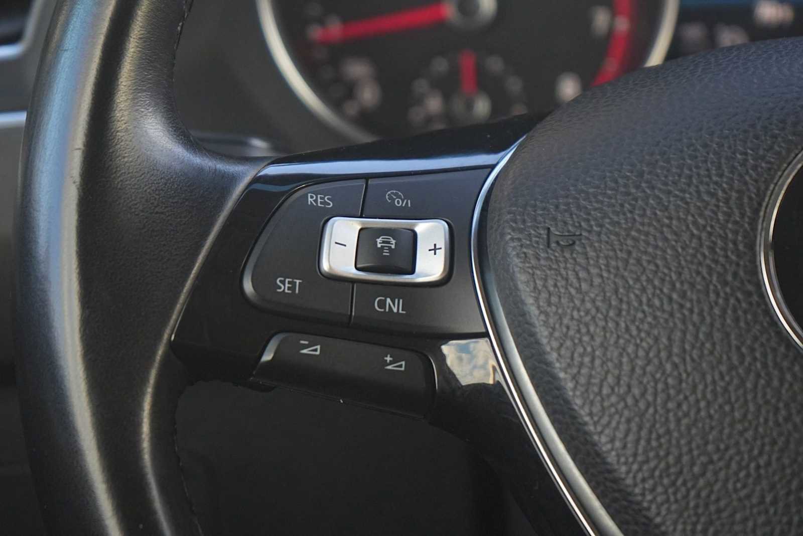 Used 2018 Volkswagen Tiguan SEL image 17