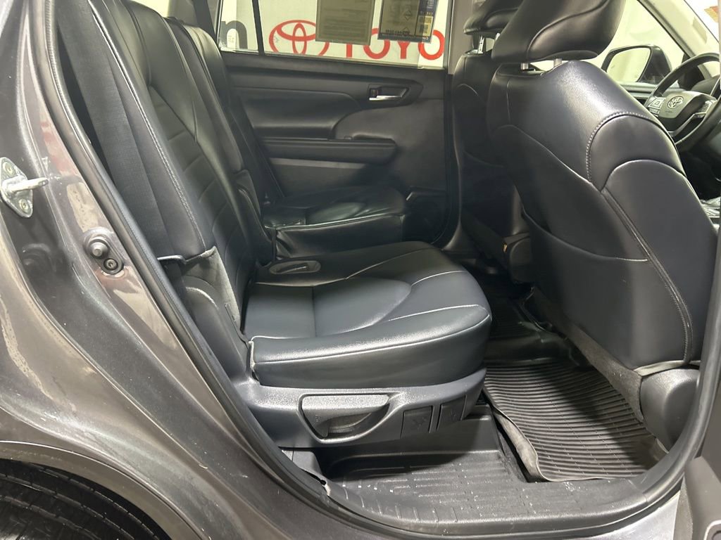 Used 2022 Toyota Highlander XLE image 16