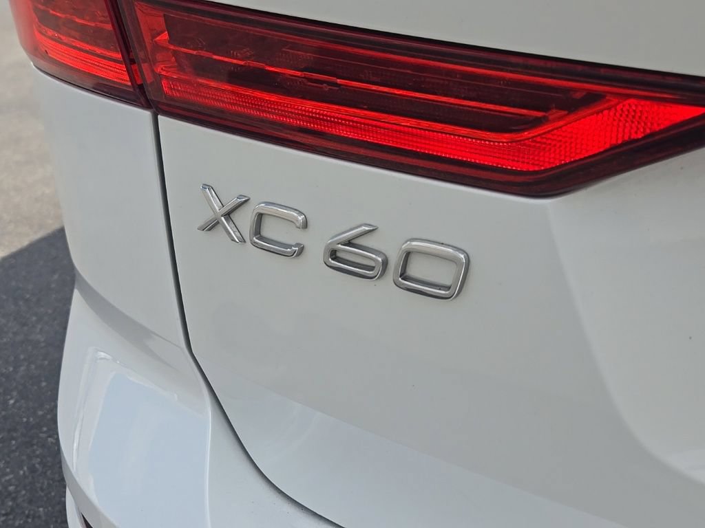 Used 2022 Volvo XC60 B5 Momentum AWD/4WD image 11