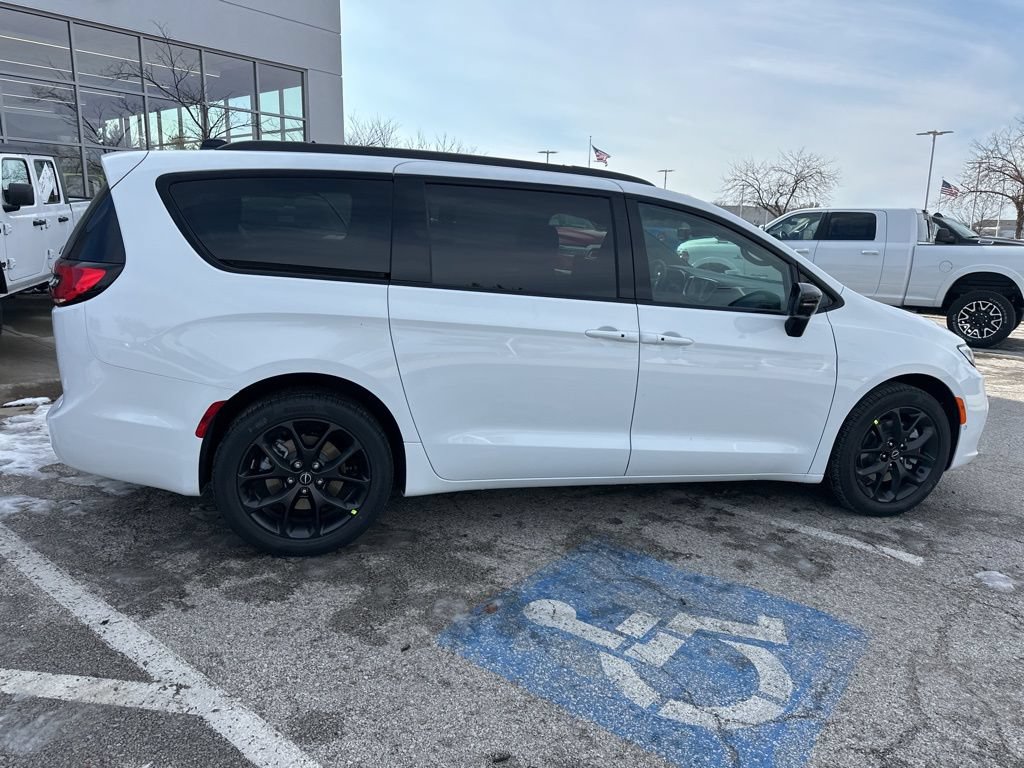 New 2026 Chrysler Pacifica Select AWD/4WD image 36