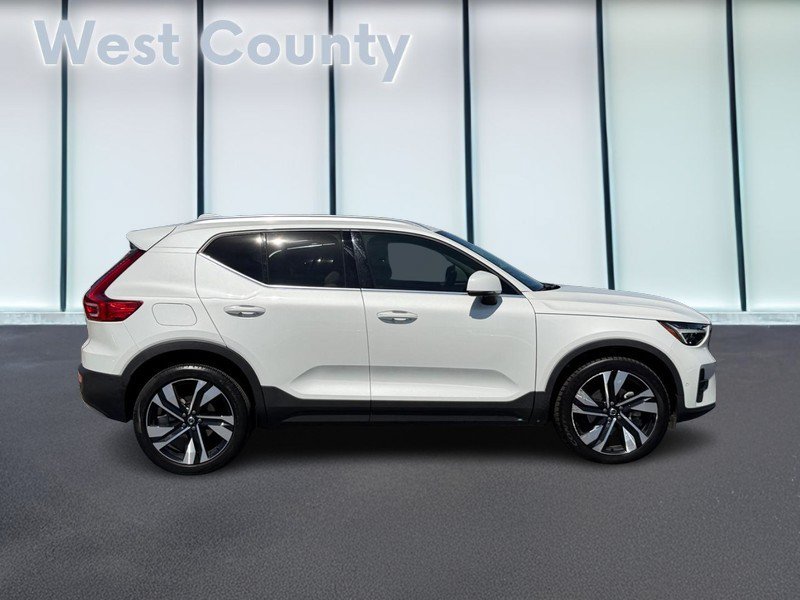 Certified 2024 Volvo XC40 B5 Plus w/ Climate Package AWD/4WD image 2