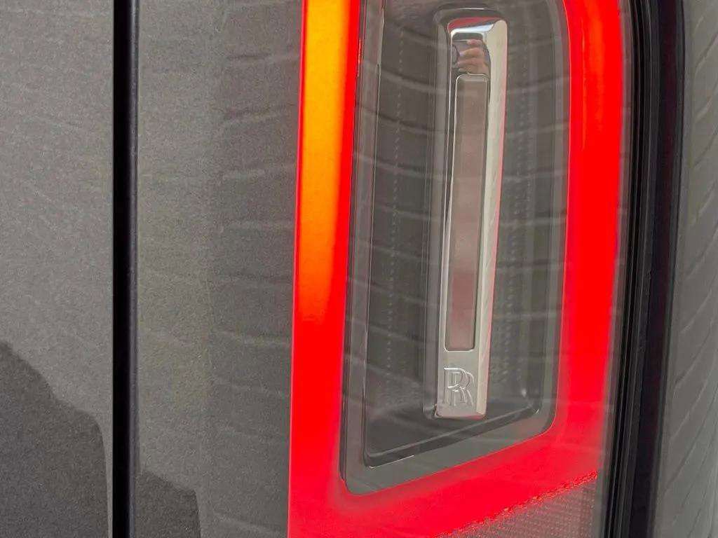 Used 2025 Rolls-Royce Cullinan Black Badge image 11