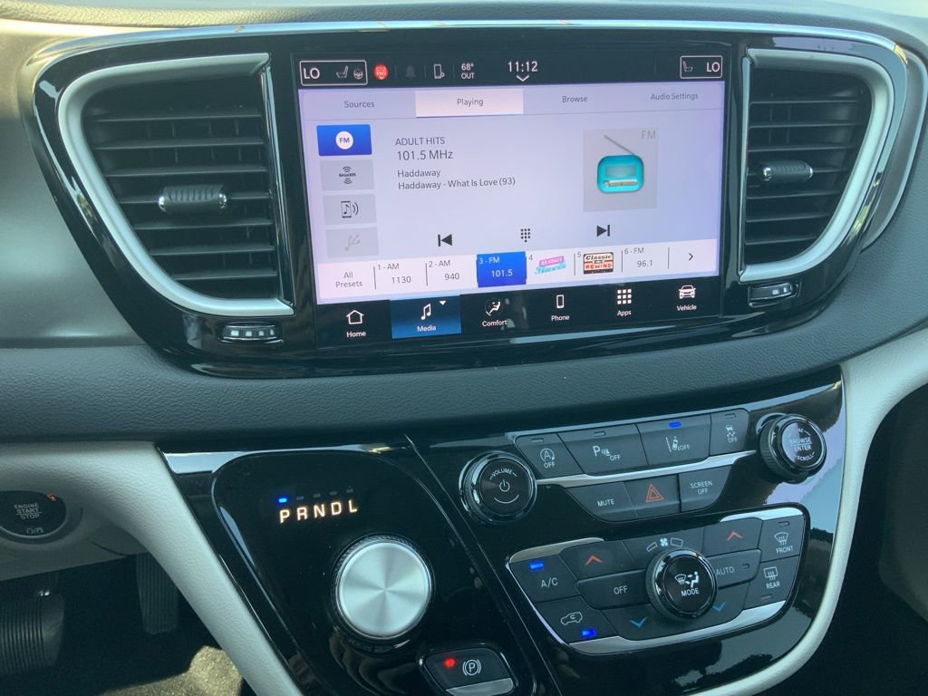 Certified 2024 Chrysler Pacifica Touring-L image 22