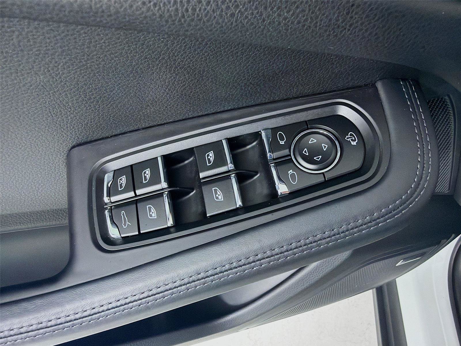 Certified 2022 Porsche Macan AWD/4WD image 8