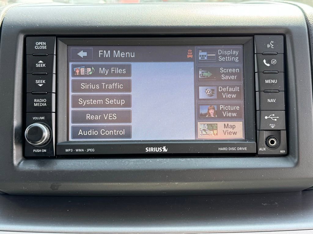 Used 2010 Volkswagen Routan SEL FWD image 3