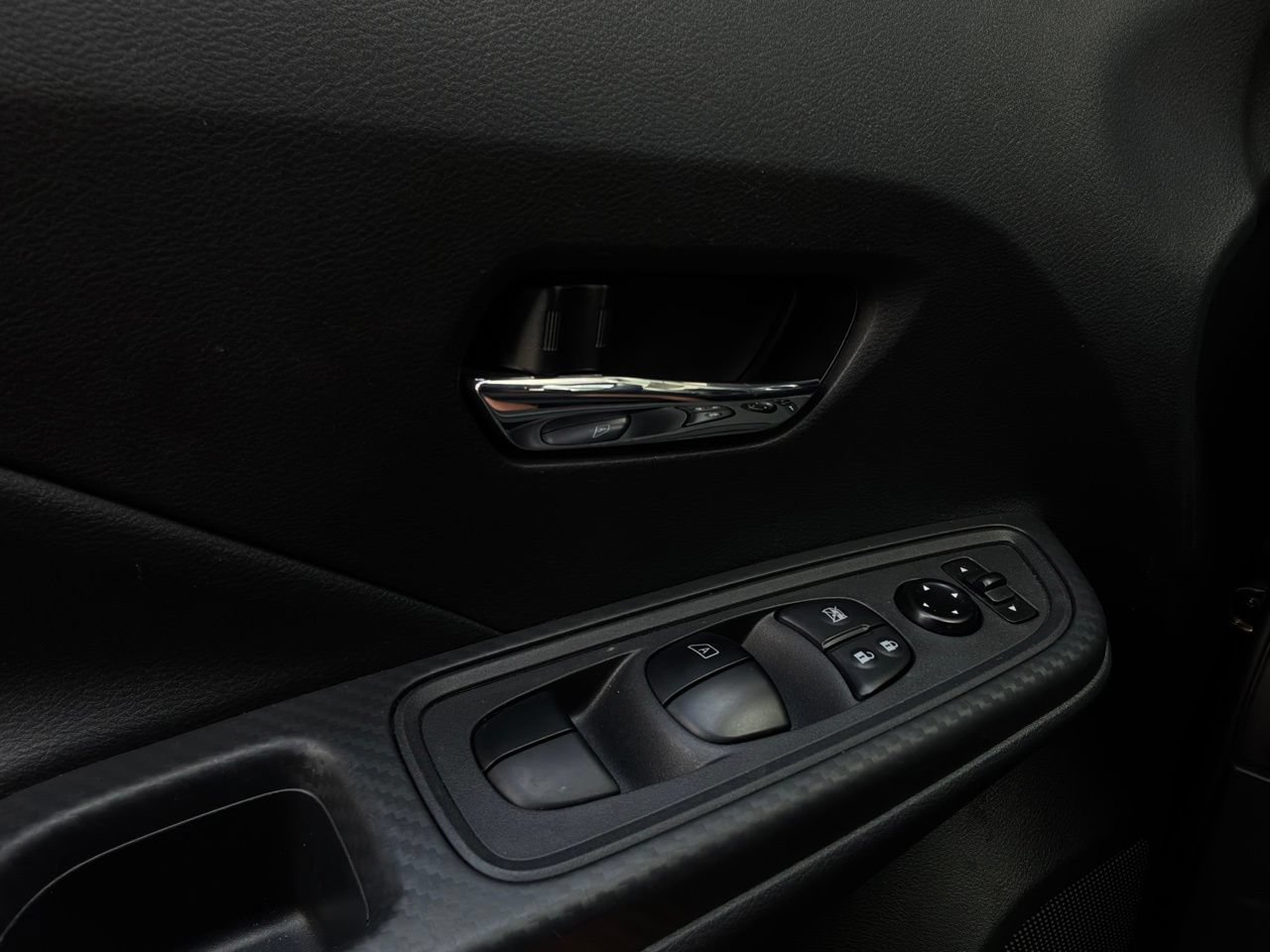 Used 2025 Nissan Versa SV FWD image 19