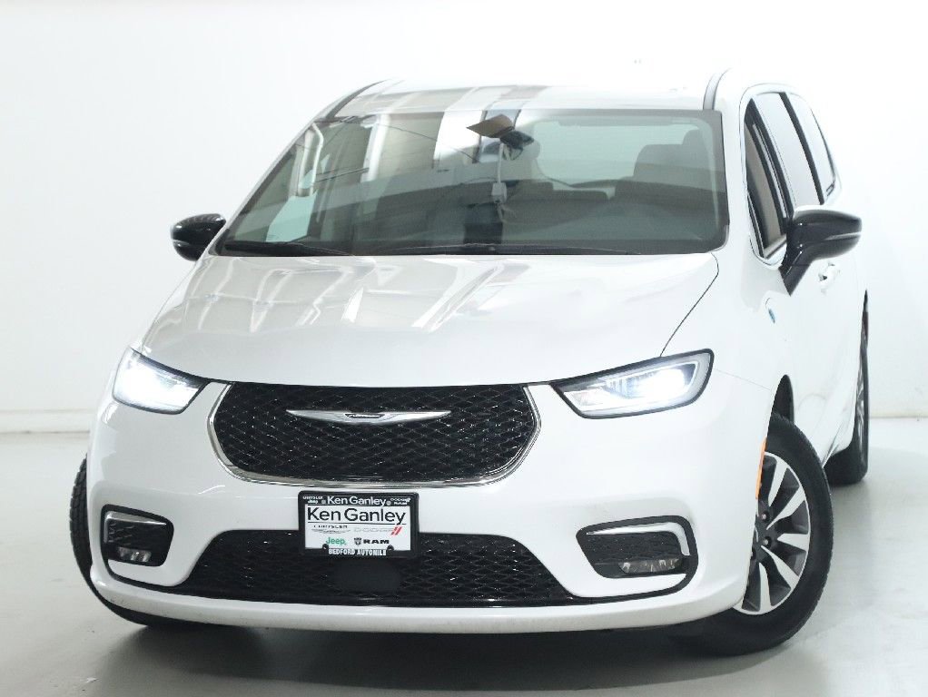 Used 2024 Chrysler Pacifica Select image 3