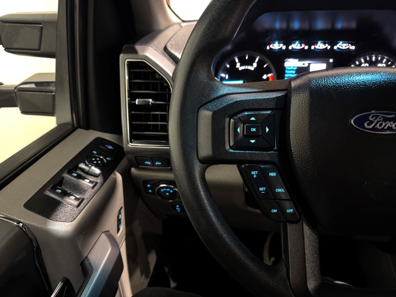 Used 2019 Ford F350 XLT w/ XLT Premium Package AWD/4WD image 21