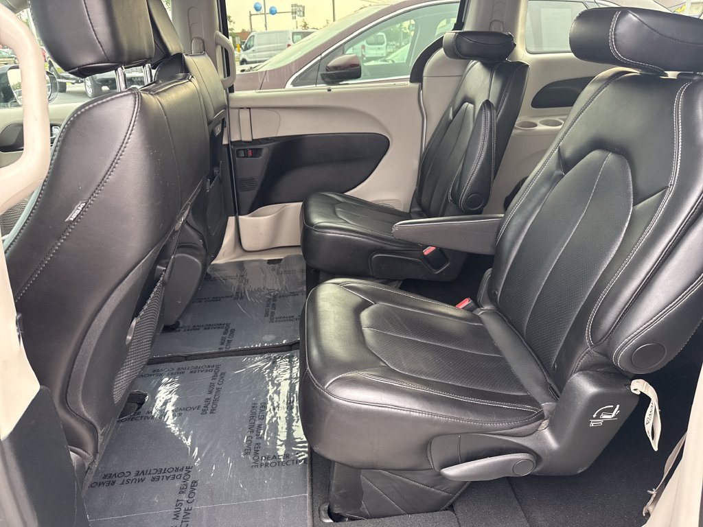 Used 2024 Chrysler Pacifica Touring-L FWD image 19