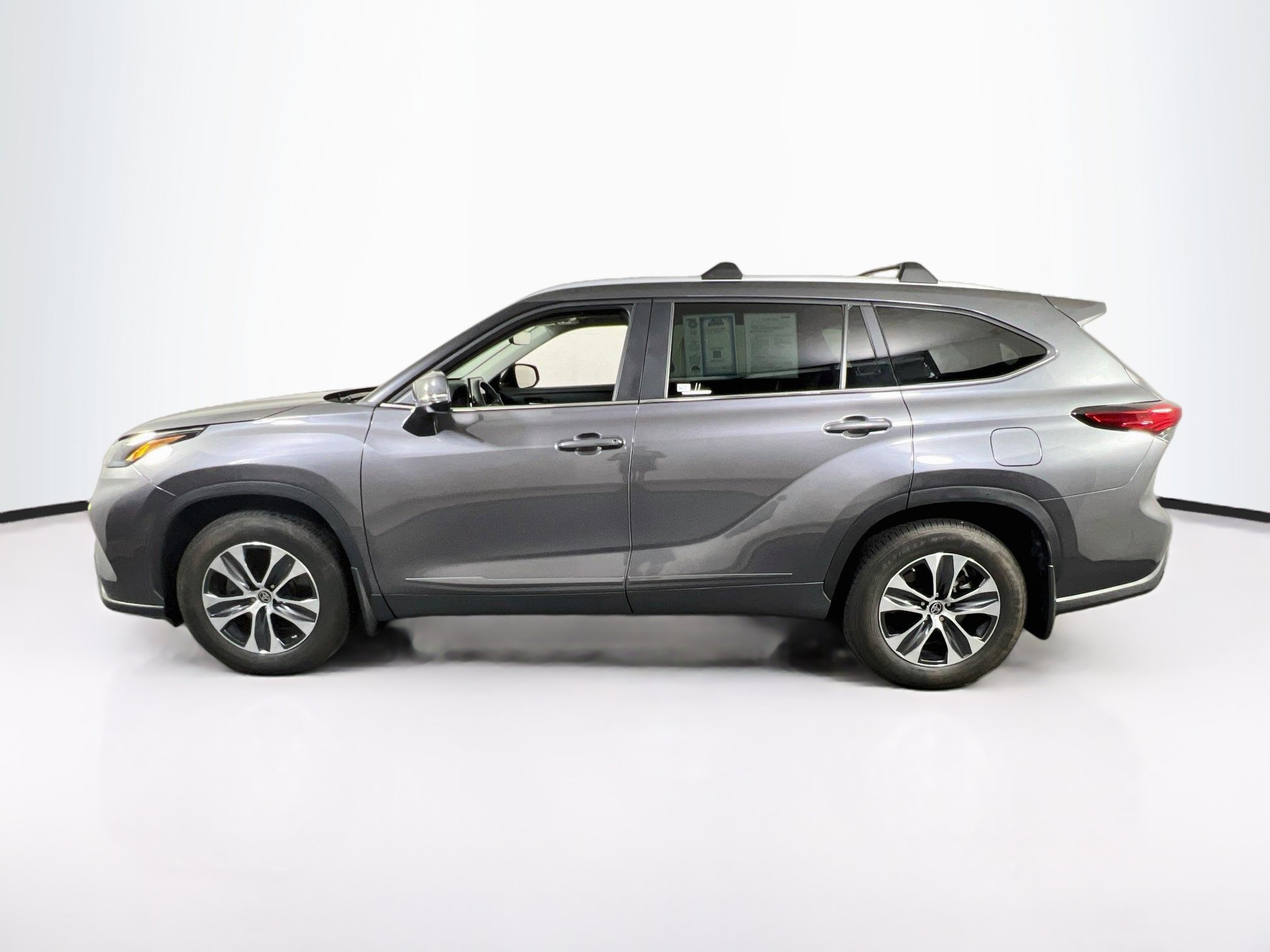 Used 2023 Toyota Highlander XLE AWD/4WD image 8