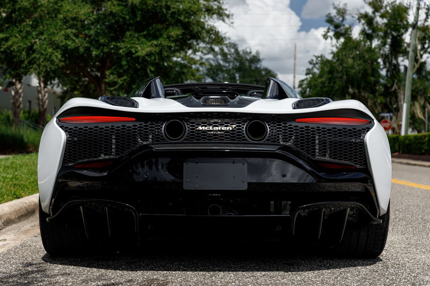 Used 2025 McLaren Artura Spider RWD image 11