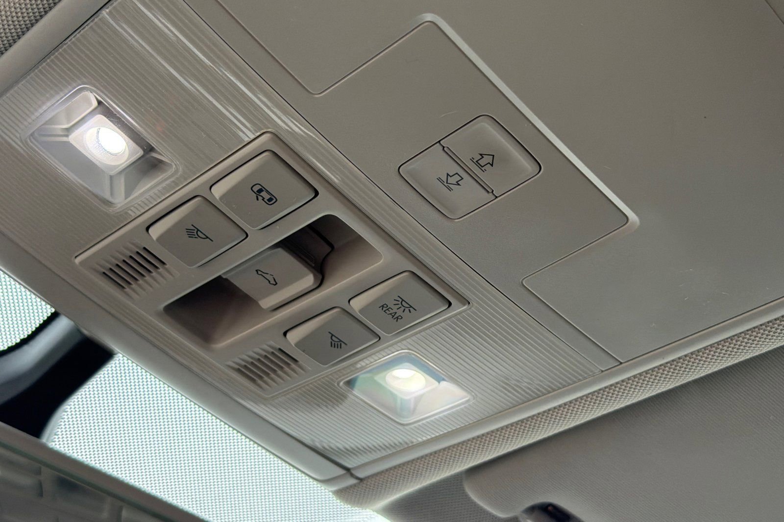 Used 2019 Volkswagen Tiguan SE w/ Panoramic Sunroof Package image 26