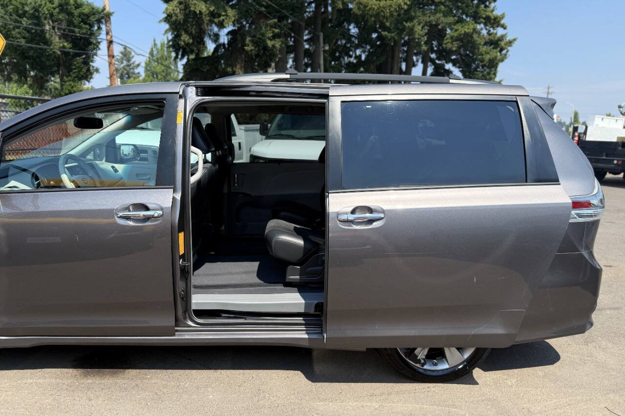 Used 2013 Toyota Sienna SE FWD image 11