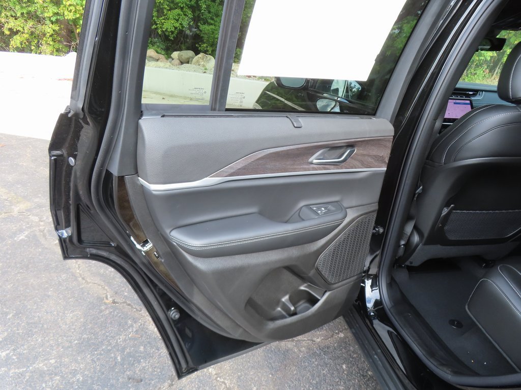 New 2025 Jeep Grand Cherokee Limited w/ Luxury Tech Group II image 24