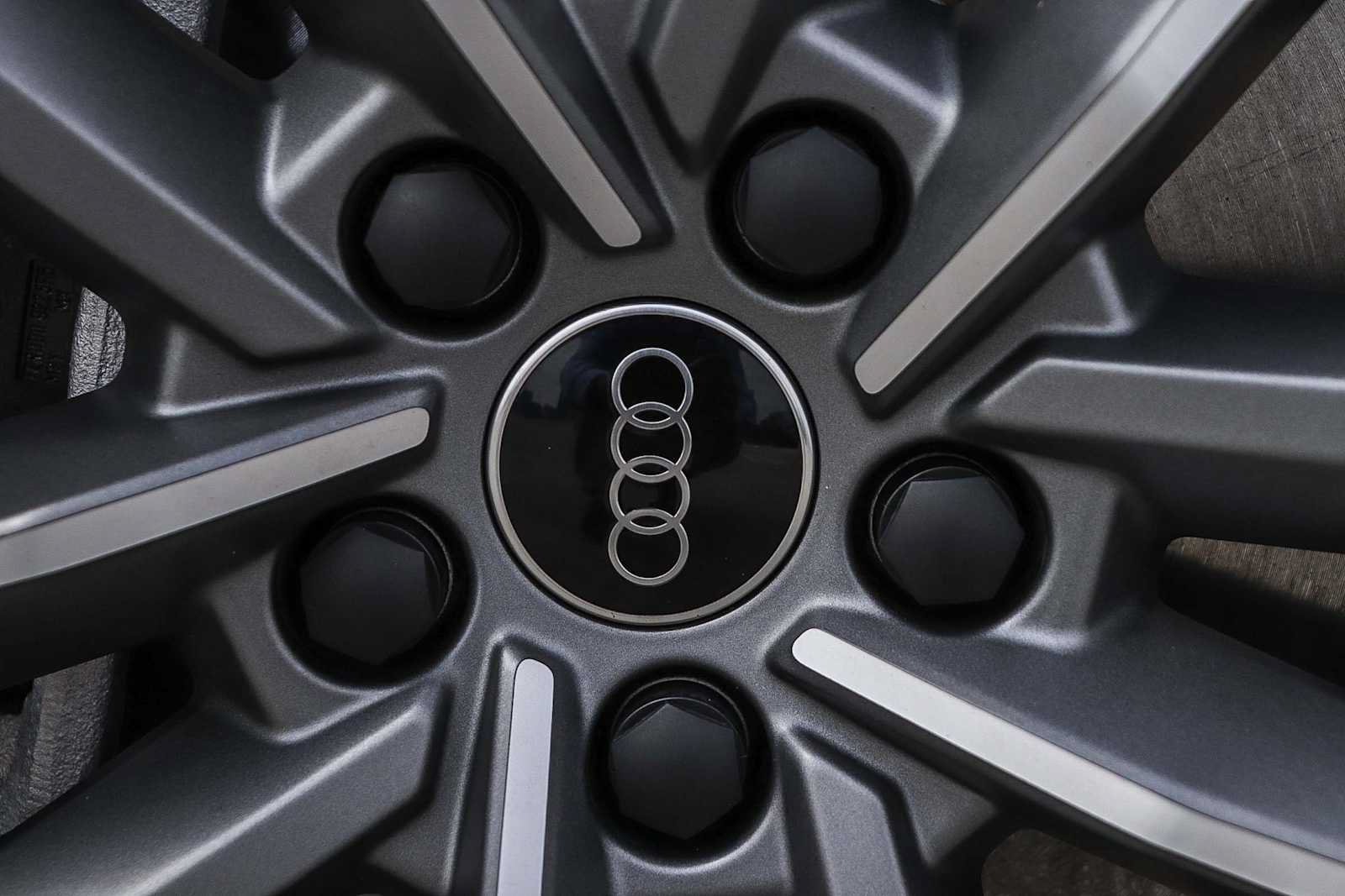 Used 2025 Audi Q3 2.0T Premium w/ Convenience Package AWD/4WD image 15