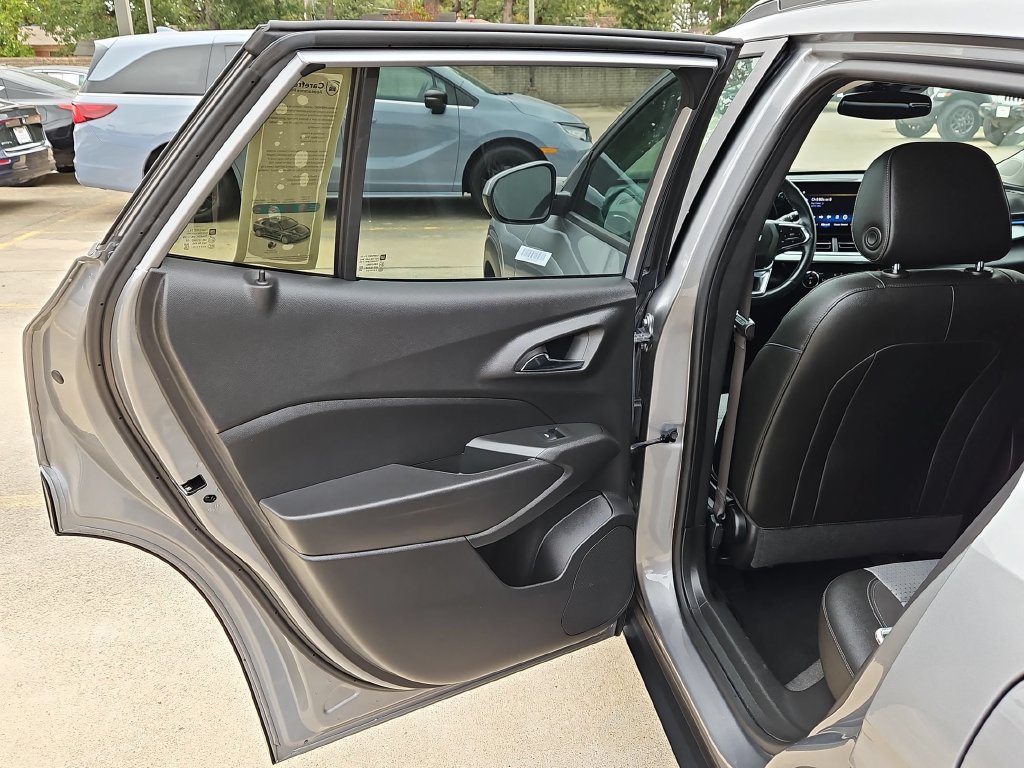 Used 2025 Chevrolet Trax LT w/ LT Convenience Package FWD image 27