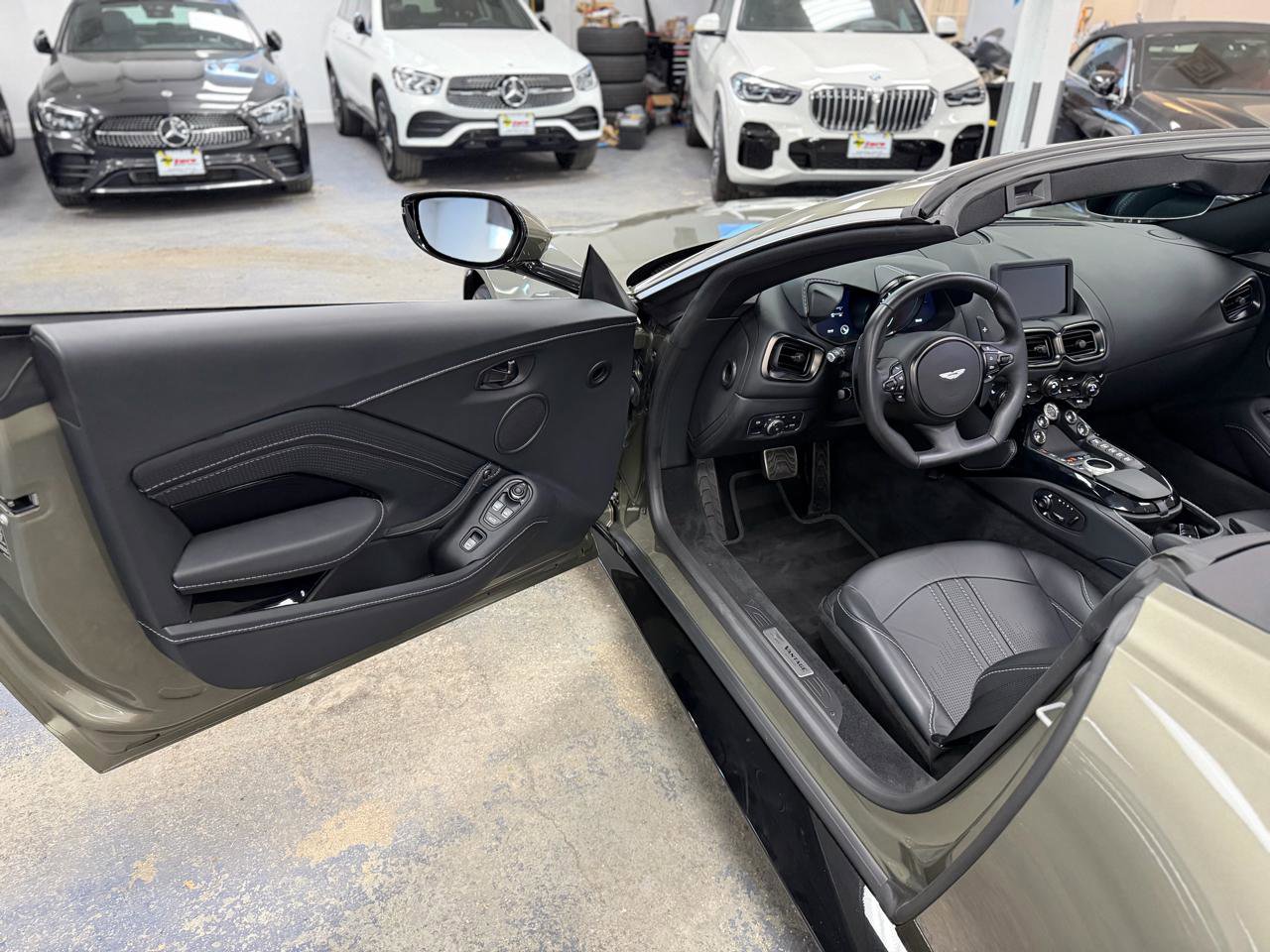 Used 2023 Aston Martin V8 Vantage Roadster image 12