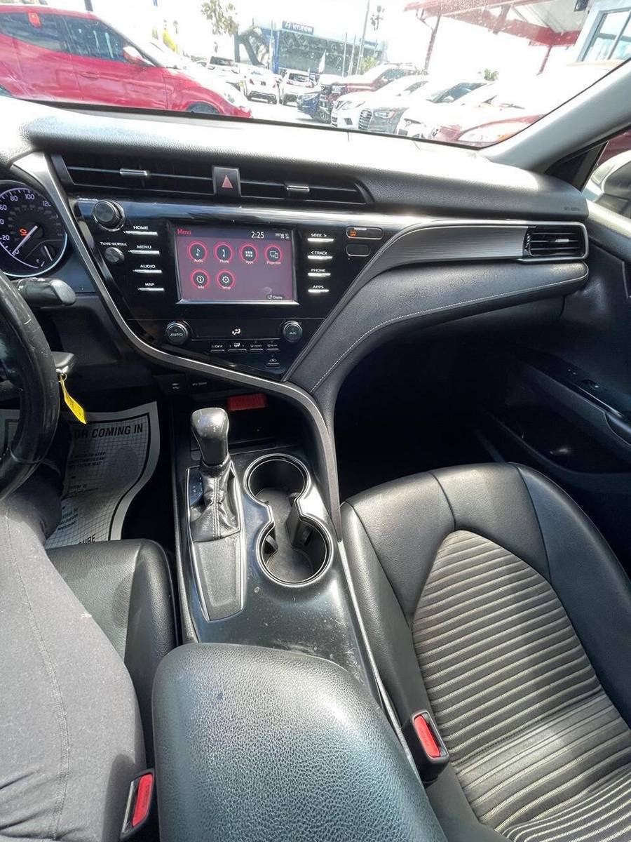 Used 2019 Toyota Camry SE FWD image 2