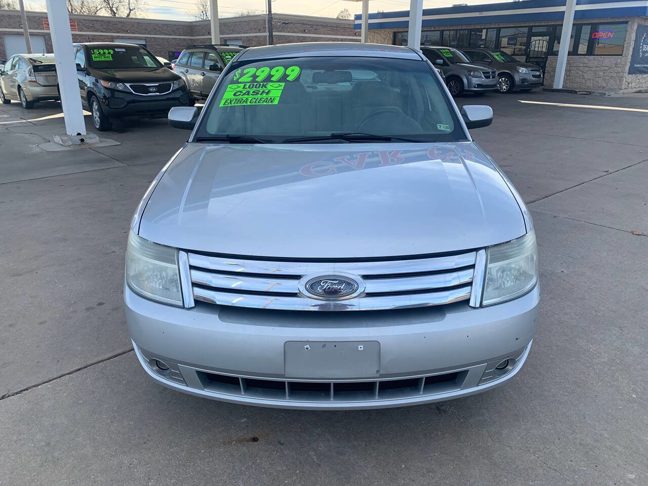 Used 2009 Ford Taurus SE image 3