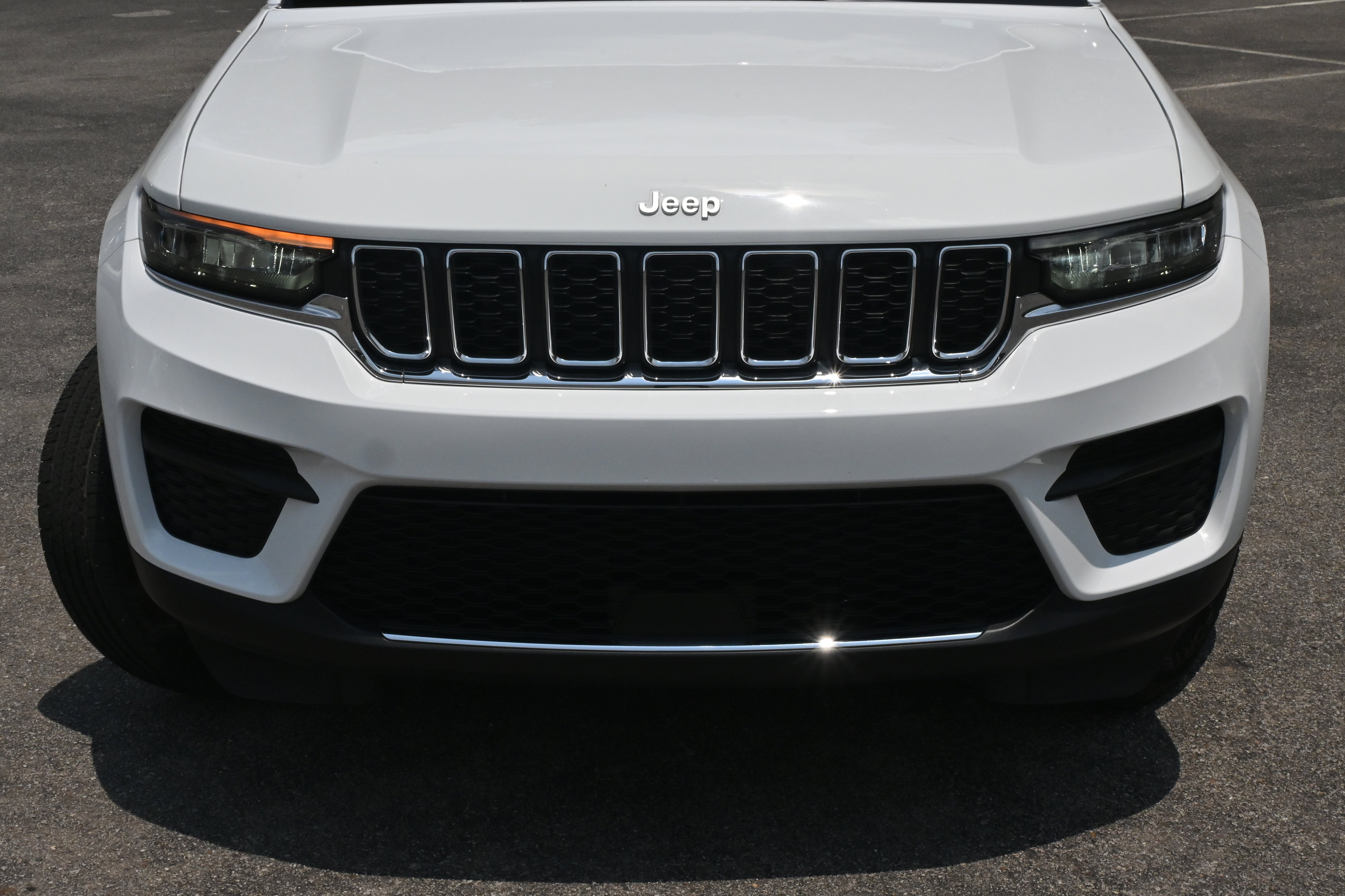 Used 2024 Jeep Grand Cherokee Laredo w/ MOPAR Finishing Package image 12