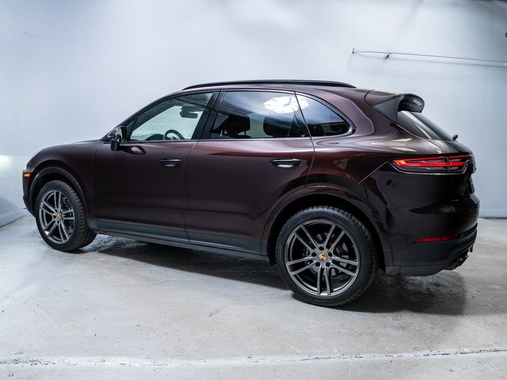Used 2023 Porsche Cayenne Platinum Edition image 2