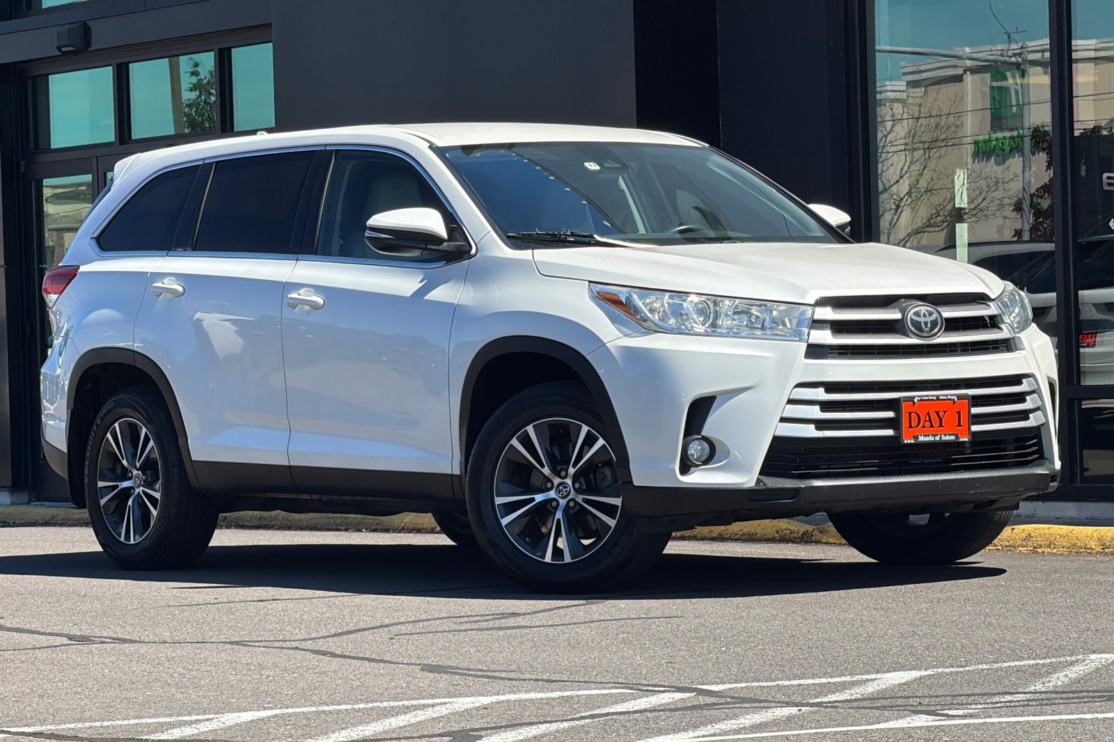Used 2019 Toyota Highlander Plus AWD/4WD image 2