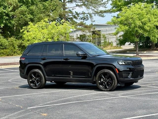 Used 2023 Jeep Grand Cherokee Altitude RWD image 10