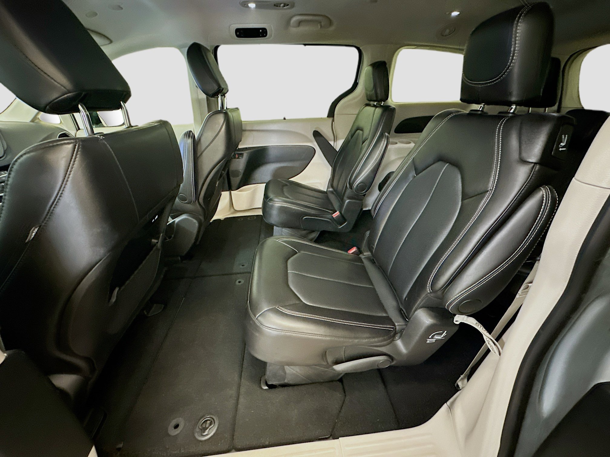 Used 2024 Chrysler Pacifica Touring-L image 28