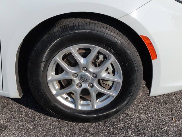 Used 2023 Chrysler Pacifica Touring-L FWD image 10