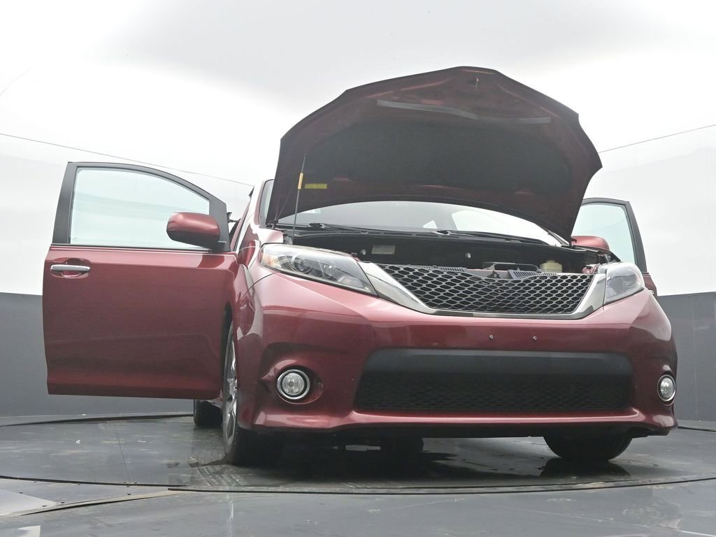 Used 2015 Toyota Sienna SE image 61