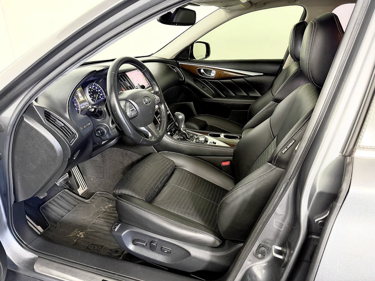 Used 2015 INFINITI Q50 w/ Deluxe Touring Package RWD image 32
