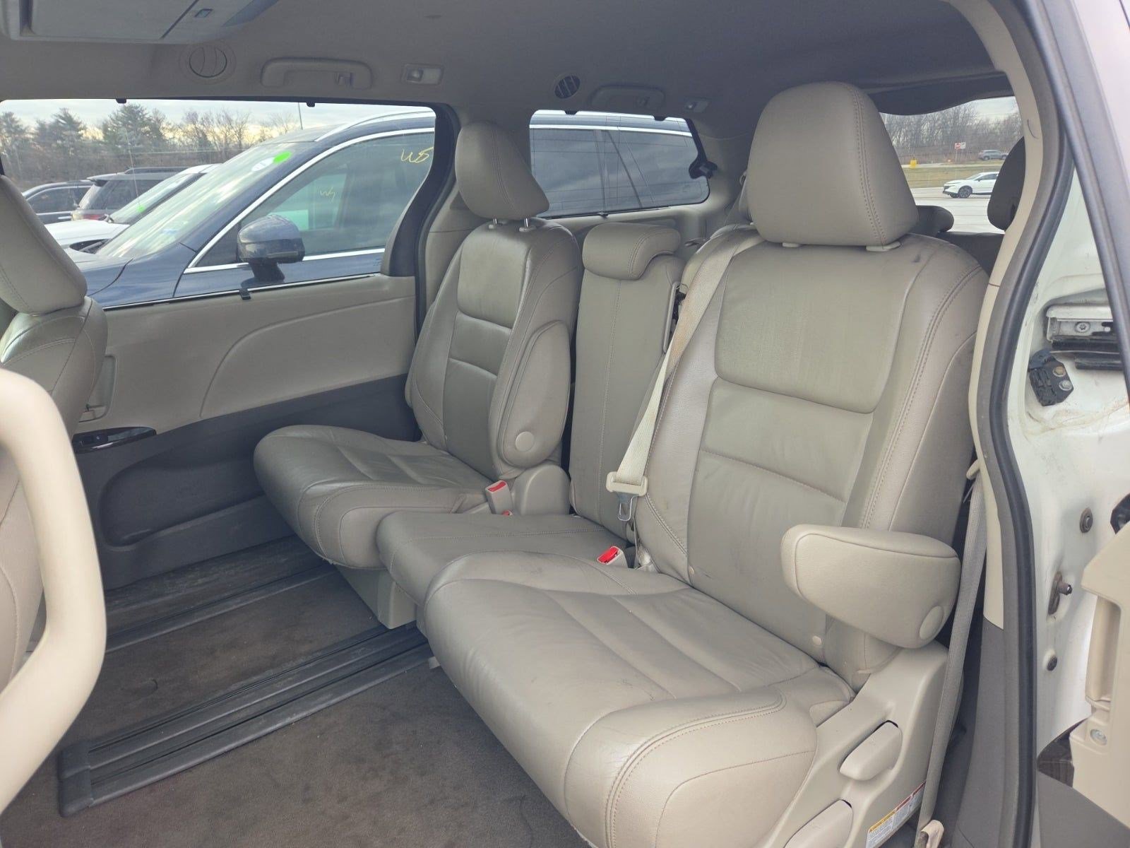 Used 2016 Toyota Sienna XLE Premium image 4