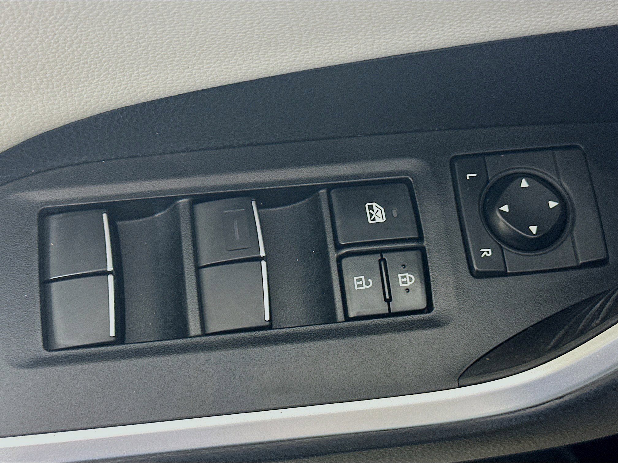 Used 2019 Toyota RAV4 Limited image 15