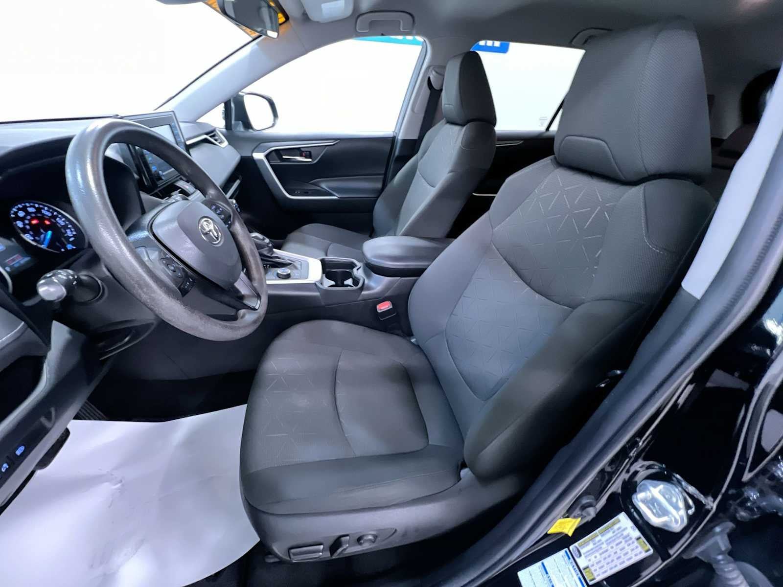 Used 2021 Toyota RAV4 XLE AWD/4WD image 14