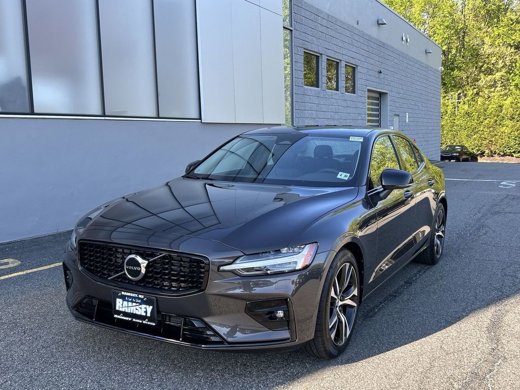 Used 2025 Volvo S60 B5 Core FWD image 1