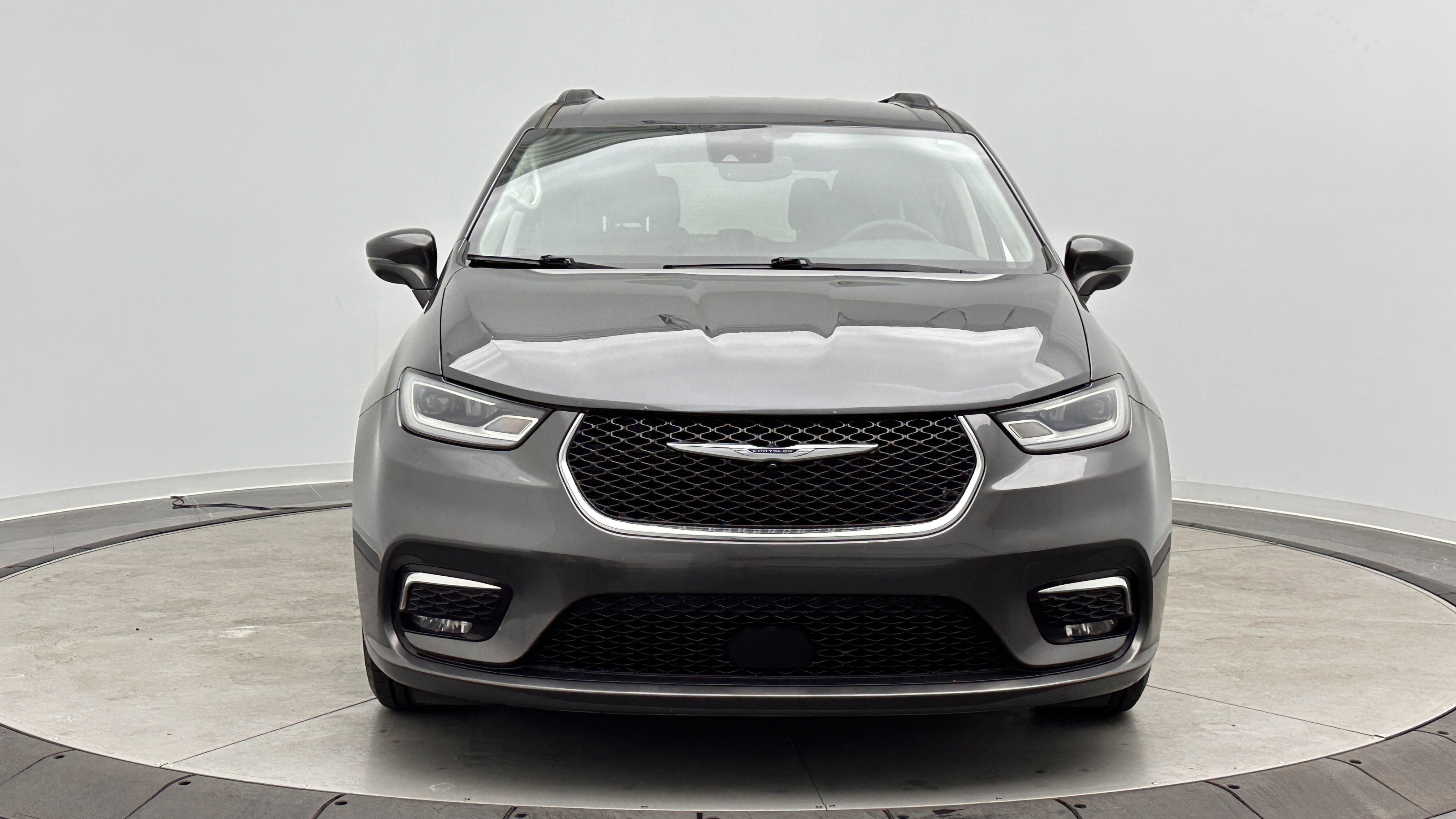 Used 2022 Chrysler Pacifica Touring-L FWD image 2