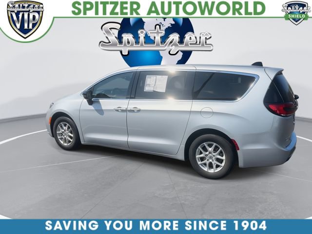 Used 2024 Chrysler Pacifica Touring-L FWD image 7