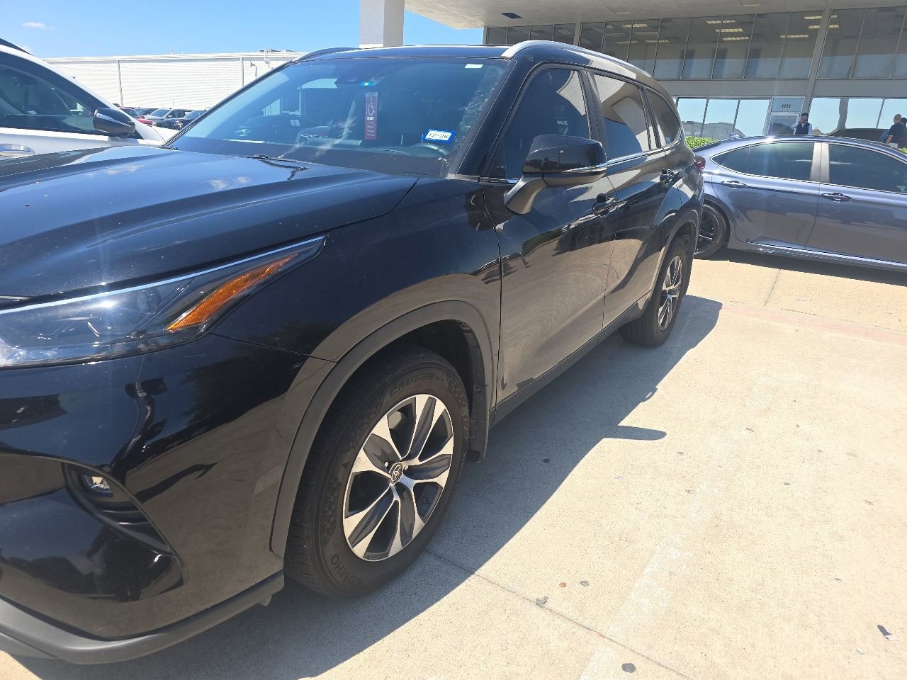 Used 2023 Toyota Highlander XLE FWD video 1