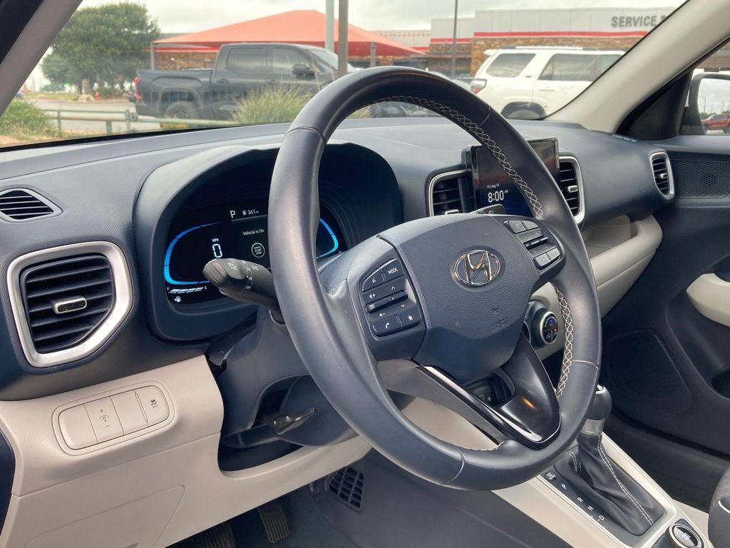 Used 2025 Hyundai Venue Limited FWD image 9