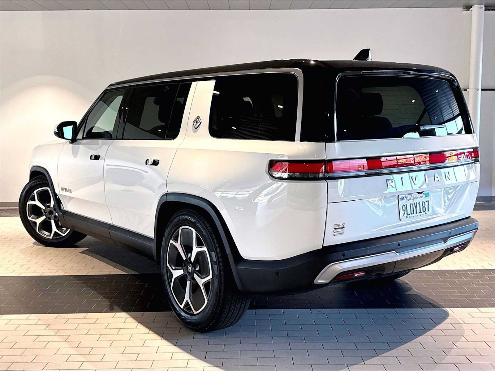 Used 2024 Rivian R1S Adventure Dual AWD/4WD image 3