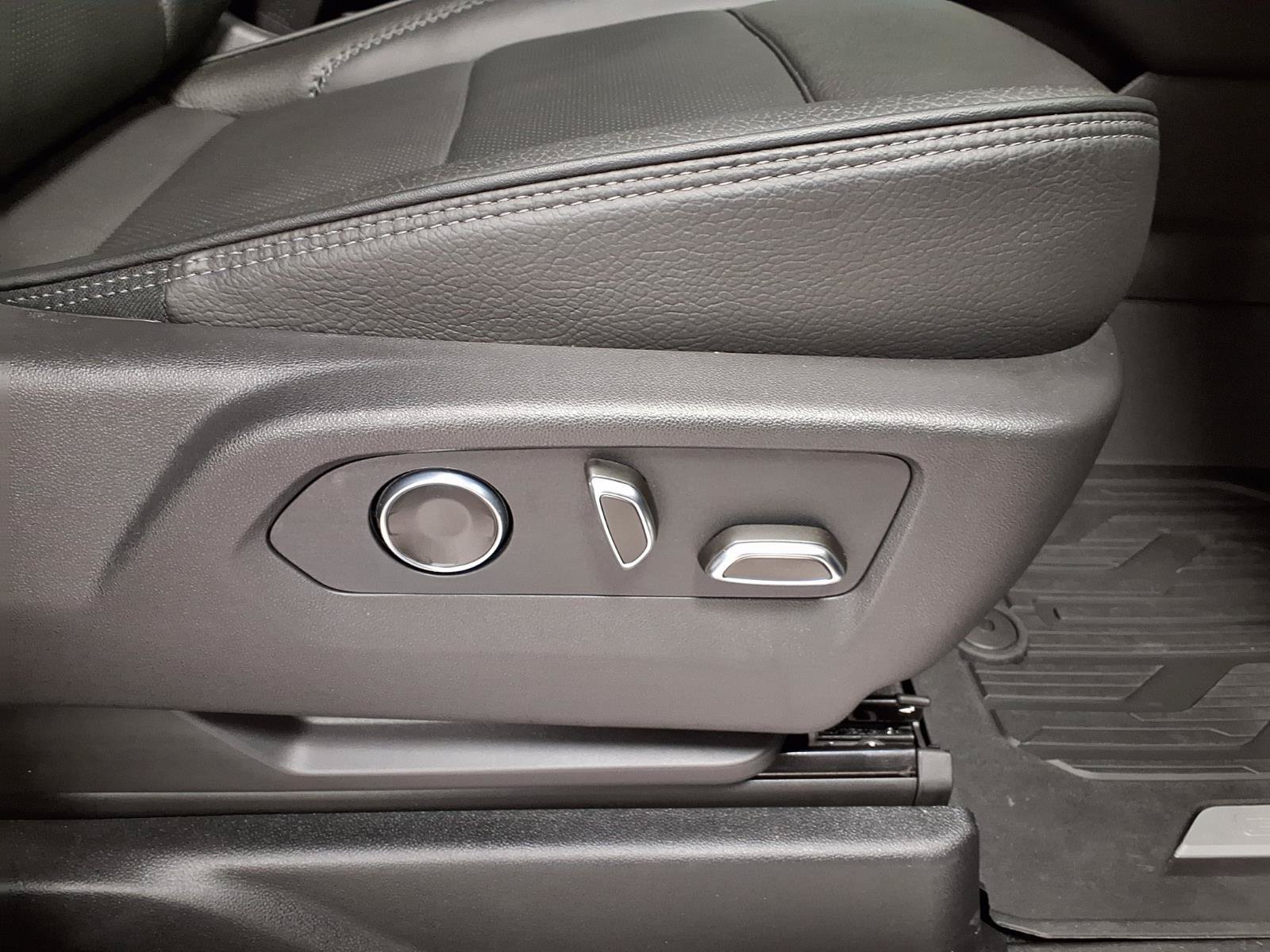 Used 2026 GMC Yukon Denali AWD/4WD image 11