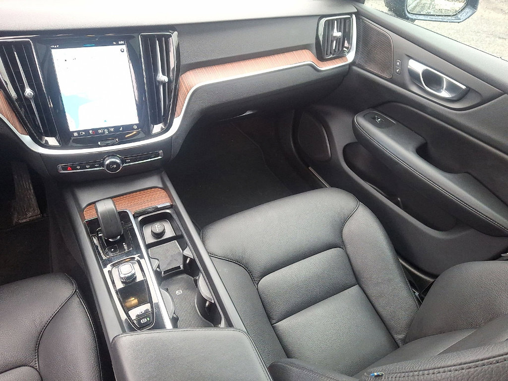 Used 2023 Volvo V60 B5 Cross Country Plus image 11