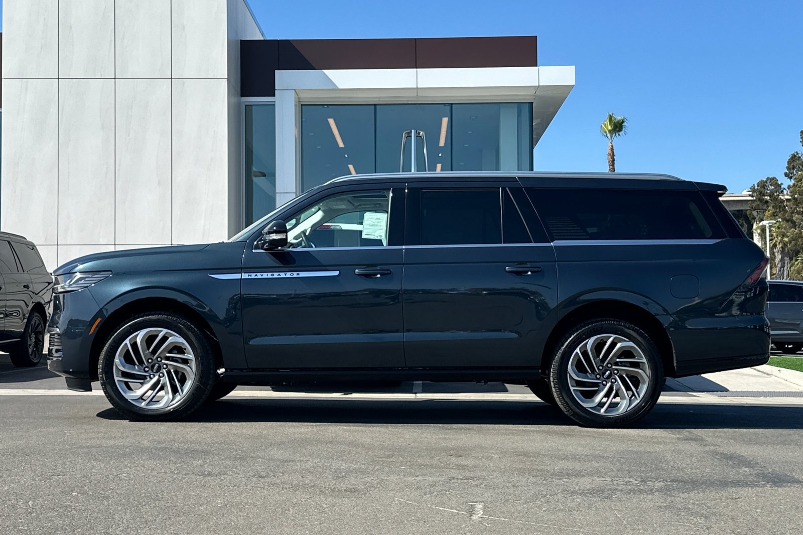 New 2026 Lincoln Navigator L Reserve AWD/4WD image 6