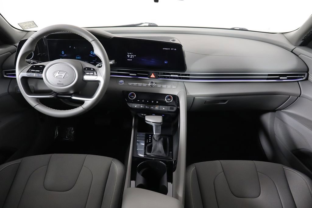 Used 2025 Hyundai Elantra SEL FWD image 13