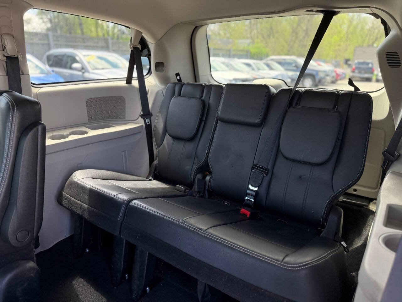 Used 2014 Chrysler Town & Country Touring FWD image 7