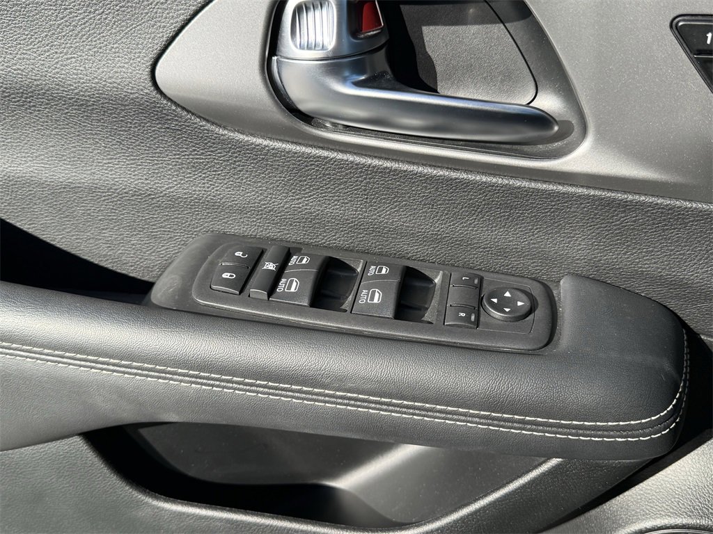 Used 2025 Chrysler Pacifica Select image 19
