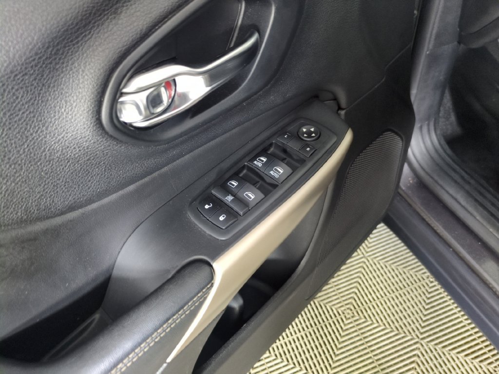 Used 2018 Jeep Cherokee Limited AWD/4WD image 15
