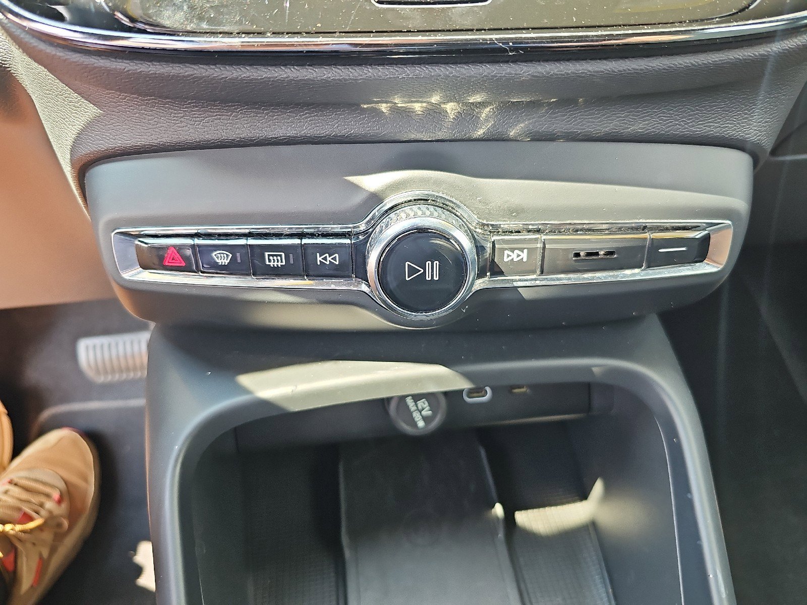 Used 2024 Volvo XC40 B5 Core image 12