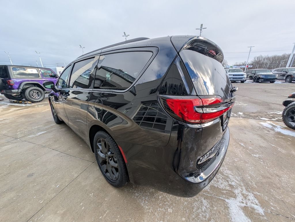 New 2026 Chrysler Pacifica Select w/ S Appearance Package FWD image 7