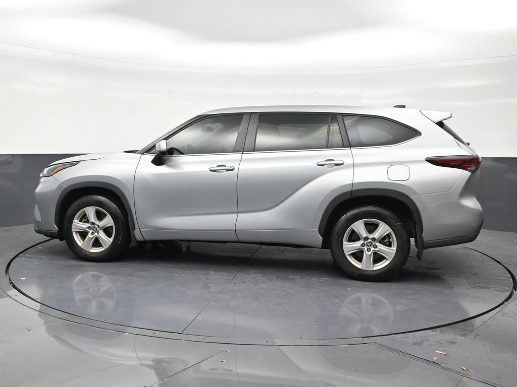 Used 2024 Toyota Highlander LE FWD image 2